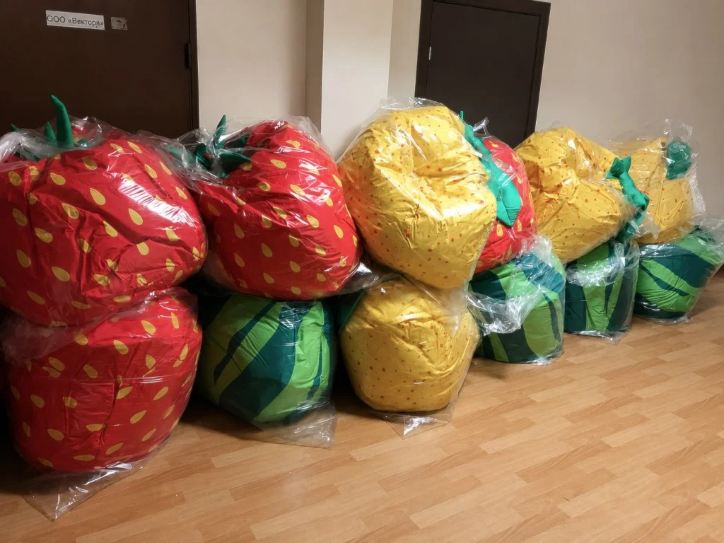 Партия готовых фигурных кресел-мешков перед отправкой